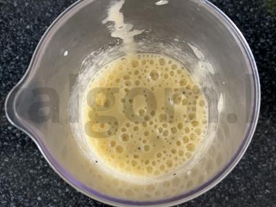 Banano, kivių, obuolių ir sulčių kokteilis Žingsnis 3