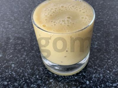 Banano, kivių, obuolių ir sulčių kokteilis Žingsnis 4