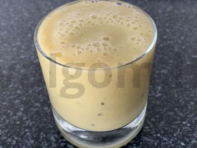 Banano, kivių, obuolių ir sulčių kokteilis pagrindine nuotrauka