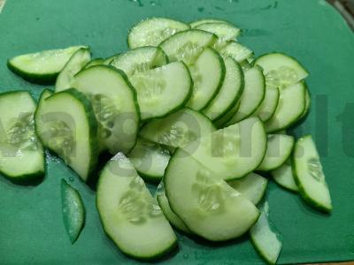 Daržovių salotas su marinuotu agurku ir konservuotais žirneliais Žingsnis 2