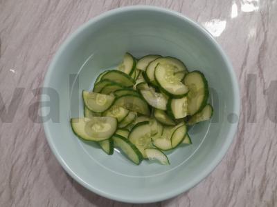 Daržovių salotas su marinuotu agurku ir konservuotais žirneliais Žingsnis 3