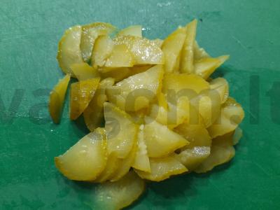 Daržovių salotas su marinuotu agurku ir konservuotais žirneliais Žingsnis 4