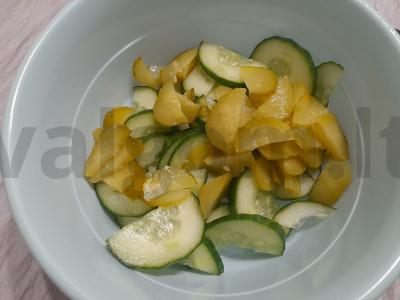 Daržovių salotas su marinuotu agurku ir konservuotais žirneliais Žingsnis 5