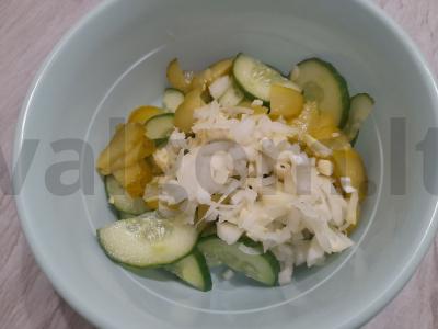 Daržovių salotas su marinuotu agurku ir konservuotais žirneliais Žingsnis 7