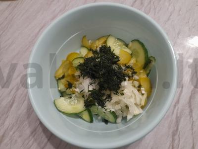 Daržovių salotas su marinuotu agurku ir konservuotais žirneliais Žingsnis 8