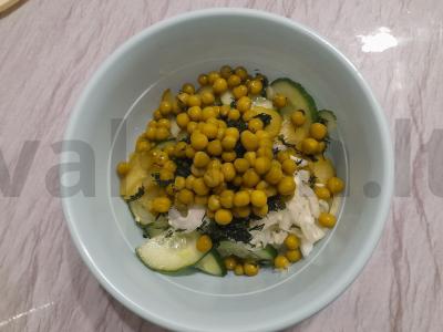 Daržovių salotas su marinuotu agurku ir konservuotais žirneliais Žingsnis 9