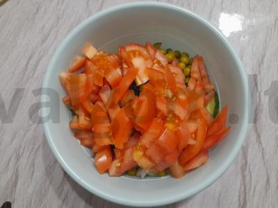 Daržovių salotas su marinuotu agurku ir konservuotais žirneliais Žingsnis 11