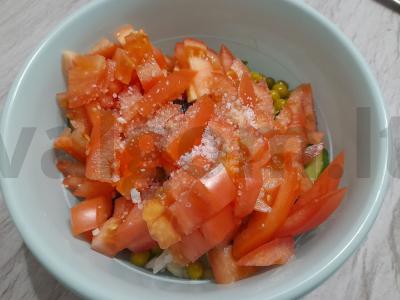 Daržovių salotas su marinuotu agurku ir konservuotais žirneliais Žingsnis 12