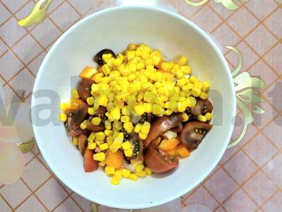 Salotas „Niamka“ su vištiena ir kukurūzais Žingsnis 4