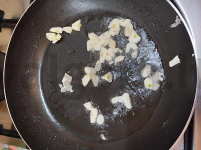 Šiltas salotas su Briuselio kopūstais ir krevetėmis Žingsnis 1