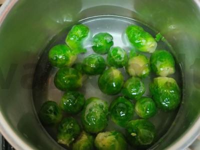 Šiltas salotas su Briuselio kopūstais ir krevetėmis Žingsnis 3