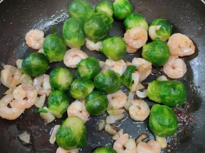 Šiltas salotas su Briuselio kopūstais ir krevetėmis Žingsnis 4