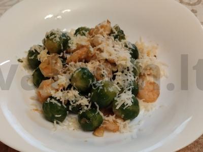 Šiltas salotas su Briuselio kopūstais ir krevetėmis pagrindine nuotrauka