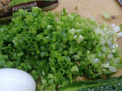 Salotas su žaliu svogūnu ir grietine Žingsnis 1