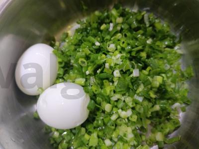 Salotas su žaliu svogūnu ir grietine Žingsnis 2