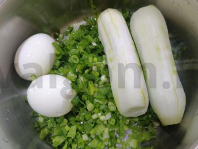 Salotas su žaliu svogūnu ir grietine Žingsnis 3