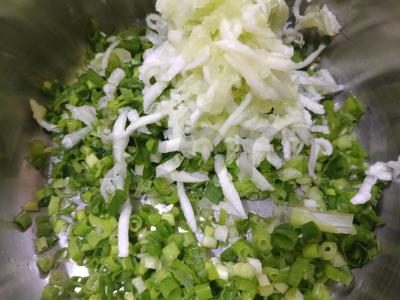 Salotas su žaliu svogūnu ir grietine Žingsnis 4