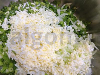 Salotas su žaliu svogūnu ir grietine Žingsnis 5