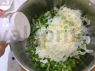 Salotas su žaliu svogūnu ir grietine Žingsnis 6