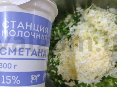 Salotas su žaliu svogūnu ir grietine Žingsnis 7