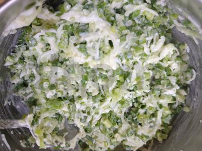 Salotas su žaliu svogūnu ir grietine Žingsnis 9