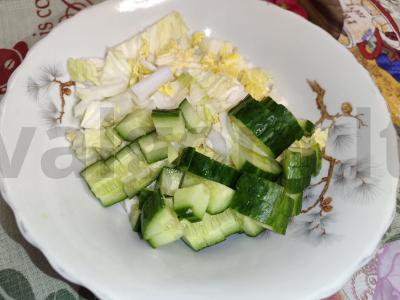 Lengvas salotas vakarienei su šviežiais daržovėmis ir vynuogių sėklų aliejumi Žingsnis 1