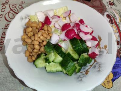 Lengvas salotas vakarienei su šviežiais daržovėmis ir vynuogių sėklų aliejumi Žingsnis 2