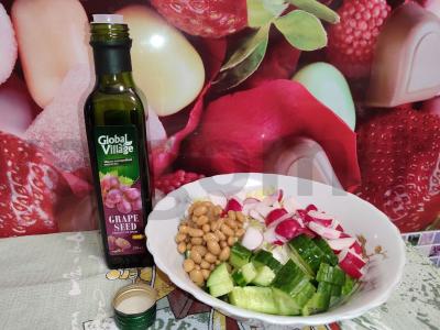 Lengvas salotas vakarienei su šviežiais daržovėmis ir vynuogių sėklų aliejumi Žingsnis 3