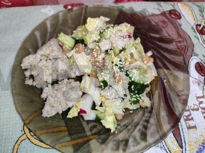 Lengvas salotas vakarienei su šviežiais daržovėmis ir vynuogių sėklų aliejumi pagrindine nuotrauka