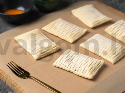 Sluoksniuota tešla su avietėmis ir brie sūriu Žingsnis 1