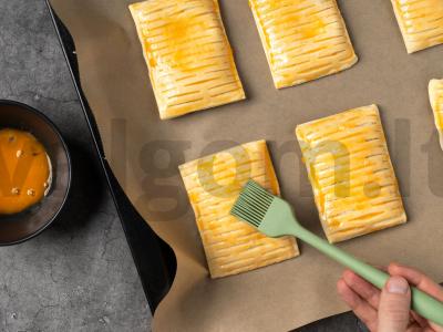 Sluoksniuota tešla su avietėmis ir brie sūriu Žingsnis 3