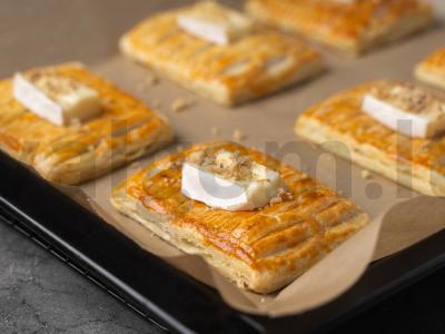 Sluoksniuota tešla su avietėmis ir brie sūriu Žingsnis 4