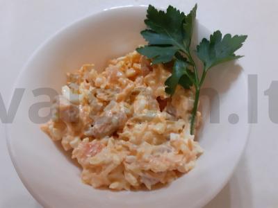 Vitaminų salotas ant trintuvo pagrindine nuotrauka