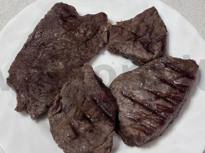 Marmurinė jautiena su juostelėmis ant grilio pagrindine nuotrauka