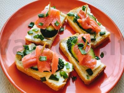 Greiti sumuštiniai su upėtakiu ir agurku pagrindine nuotrauka