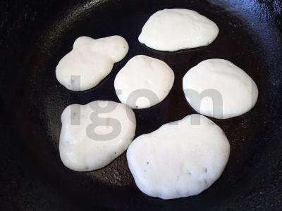 Mini blynai su šokoladiniu sirupu ir mėlynėmis Žingsnis 6