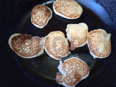 Mini blynai su šokoladiniu sirupu ir mėlynėmis Žingsnis 7