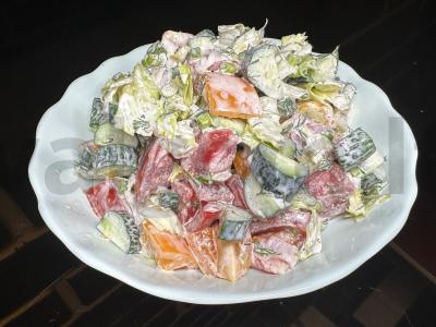 Šviežių daržovių salotas pagrindine nuotrauka