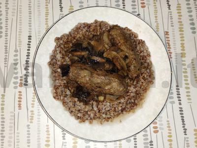 Lula kebabas su grikių kruopomis, pievagrybiais ir karčio pasta pagrindine nuotrauka