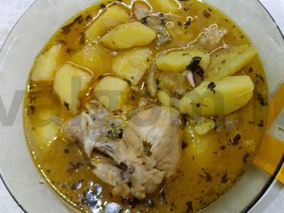 Vištienos ir bulvių sriuba su prieskoniais pagrindine nuotrauka