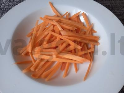 Morkų ir rūkytos silkės salotos Žingsnis 1