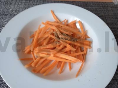Morkų ir rūkytos silkės salotos Žingsnis 2