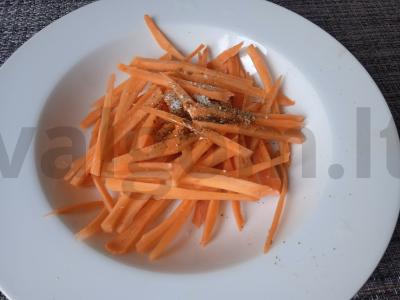 Morkų ir rūkytos silkės salotos Žingsnis 3