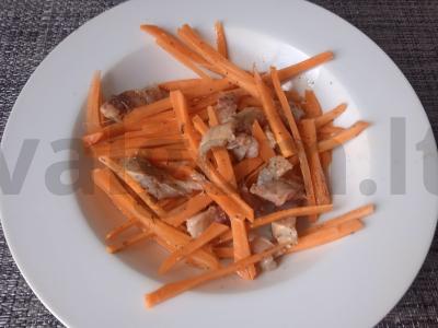 Morkų ir rūkytos silkės salotos Žingsnis 5