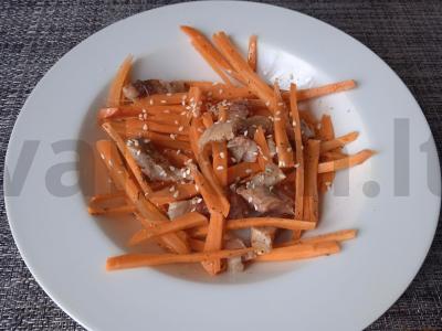 Morkų ir rūkytos silkės salotos pagrindine nuotrauka