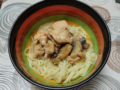 Vištienos filė su dviem padažais ir pievagrybiais pagrindine nuotrauka