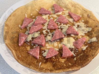 Blynų pica su servelatu ir olandišku sūriu pagrindine nuotrauka