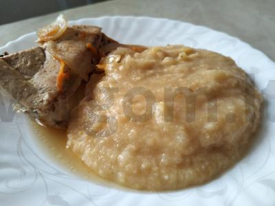 Žirnių piurė kaip garnyras pagrindine nuotrauka