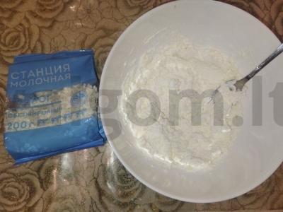 Varškės keksiukas su razinomis Žingsnis 1