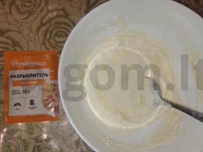 Varškės keksiukas su razinomis Žingsnis 4